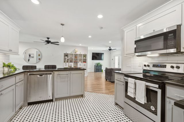 1142 W Clarendon Drive, Dallas, TX 75208