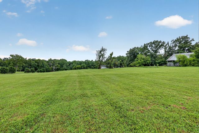 205 Williams Rd, Westmoreland, TN 37186
