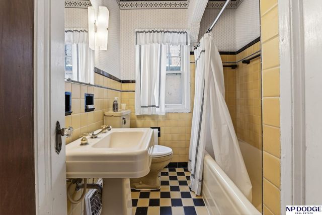 5824 Nicholas Street, Omaha, NE 68132