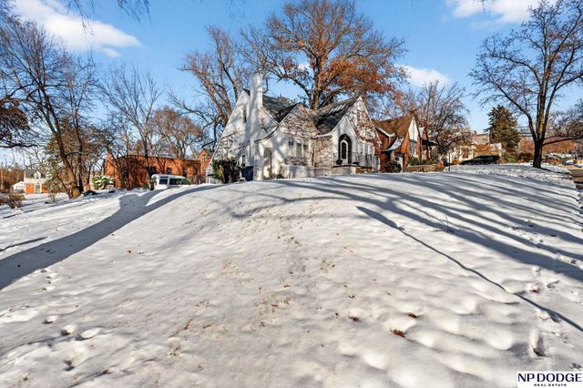 5824 Nicholas Street, Omaha, NE 68132