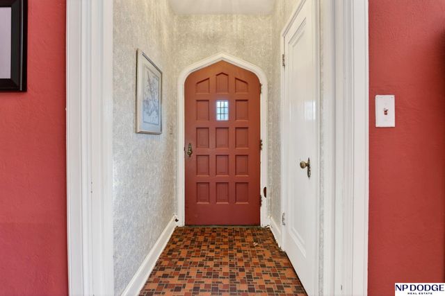 5824 Nicholas Street, Omaha, NE 68132