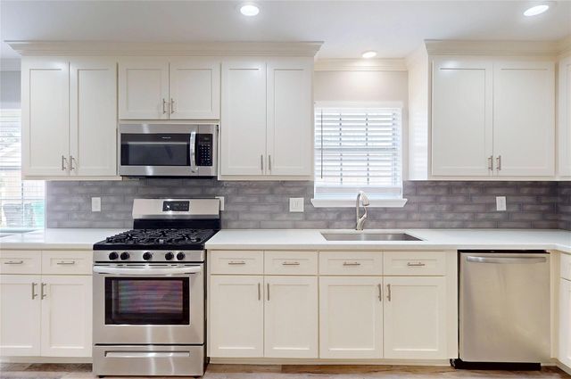 2206 Carriage Lane, La Marque, TX 77568