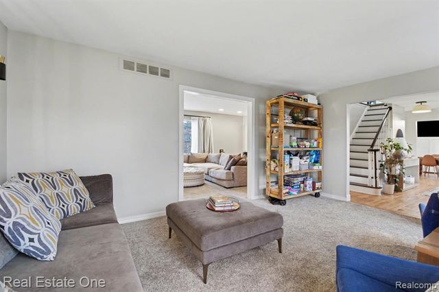2818 Lunar Court, Lake Orion, MI 48360