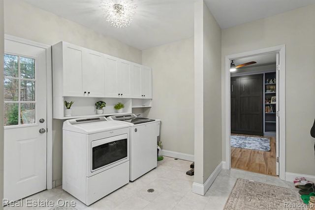 2818 Lunar Court, Lake Orion, MI 48360