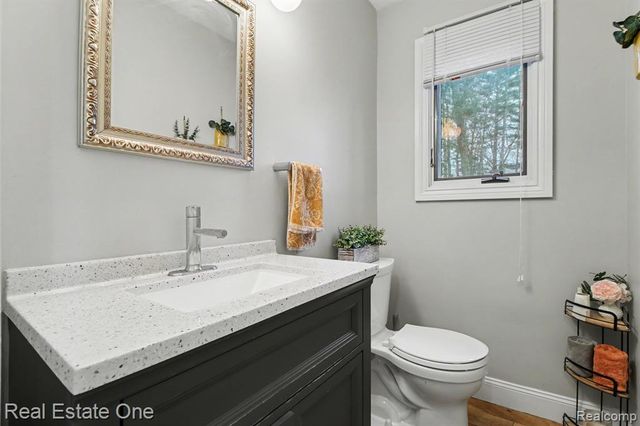 2818 Lunar Court, Lake Orion, MI 48360