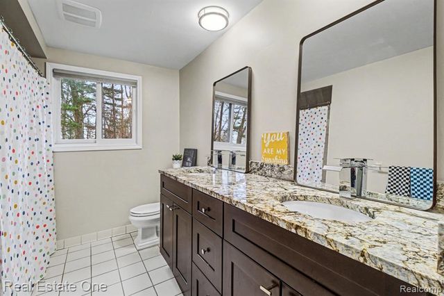 2818 Lunar Court, Lake Orion, MI 48360