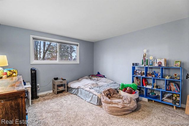 2818 Lunar Court, Lake Orion, MI 48360