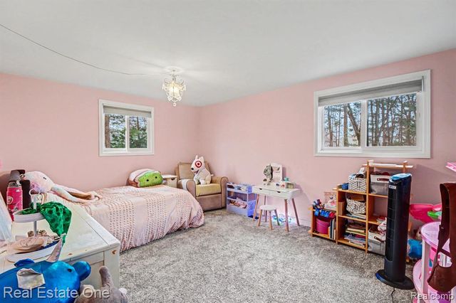 2818 Lunar Court, Lake Orion, MI 48360