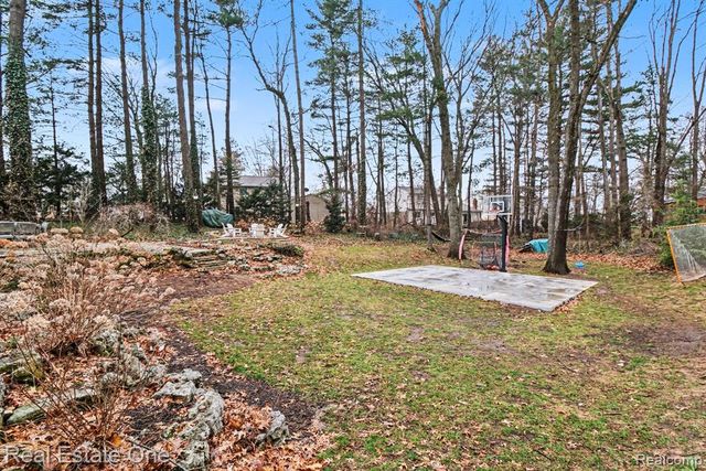 2818 Lunar Court, Lake Orion, MI 48360