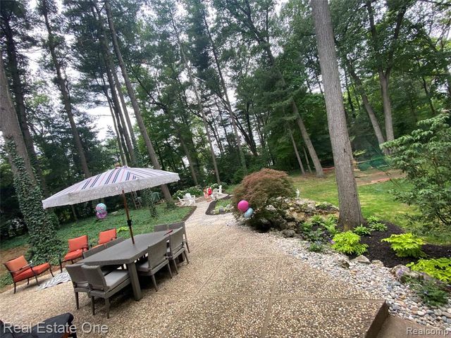 2818 Lunar Court, Lake Orion, MI 48360