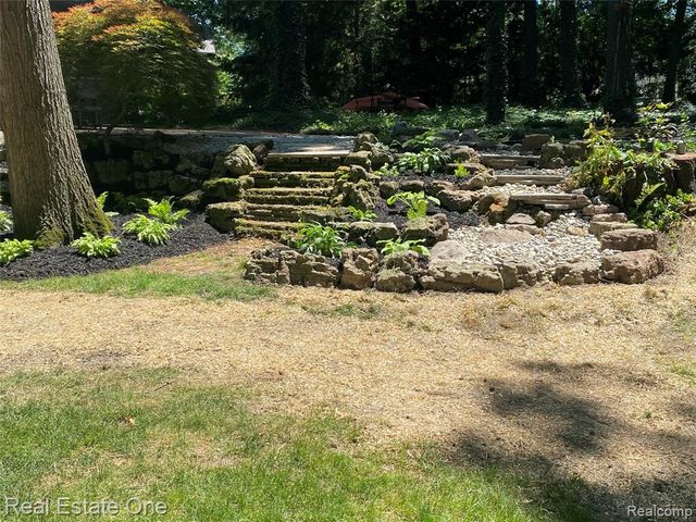 2818 Lunar Court, Lake Orion, MI 48360