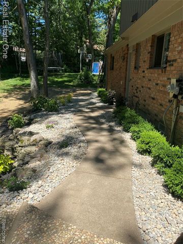 2818 Lunar Court, Lake Orion, MI 48360