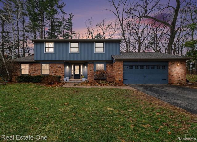 2818 Lunar Court, Lake Orion, MI 48360