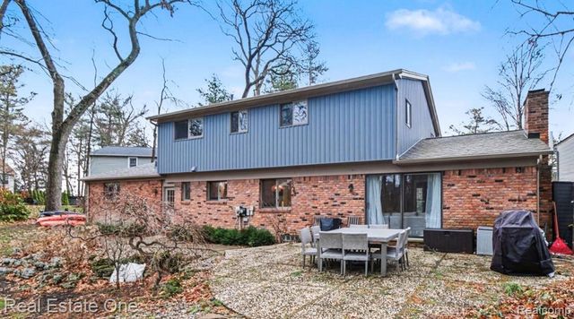 2818 Lunar Court, Lake Orion, MI 48360