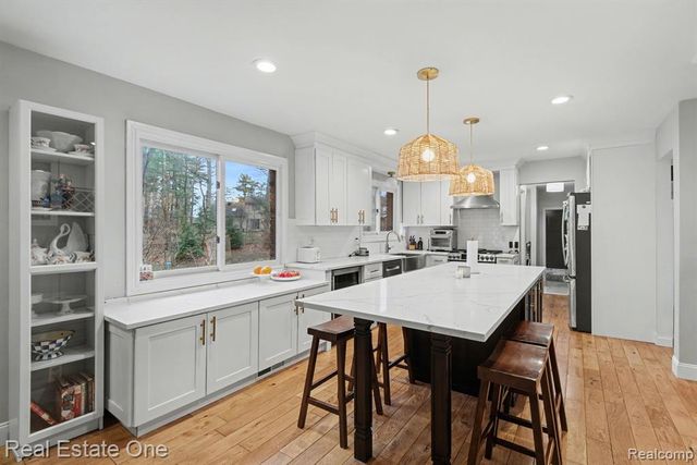 2818 Lunar Court, Lake Orion, MI 48360