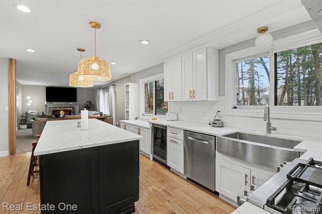 2818 Lunar Court, Lake Orion, MI 48360