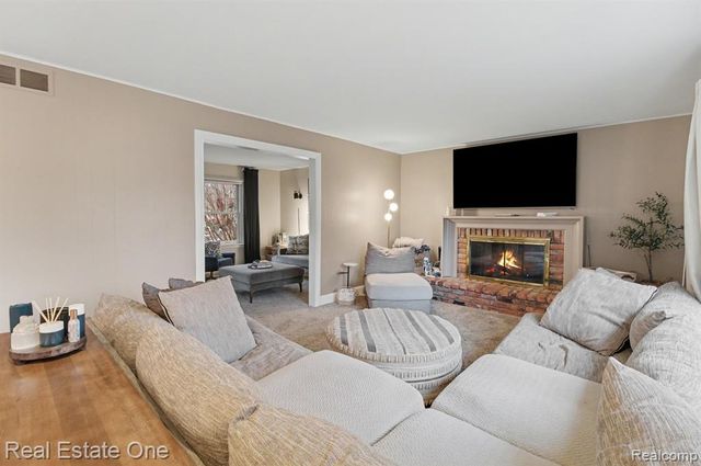 2818 Lunar Court, Lake Orion, MI 48360