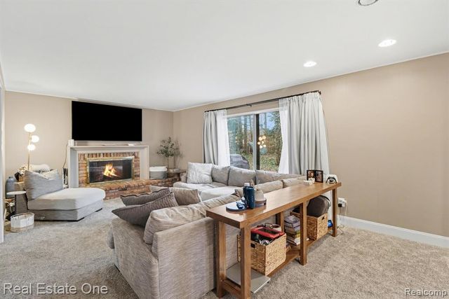 2818 Lunar Court, Lake Orion, MI 48360