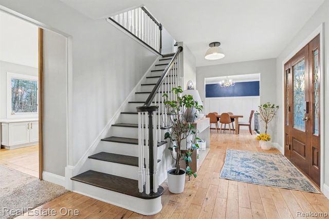 2818 Lunar Court, Lake Orion, MI 48360