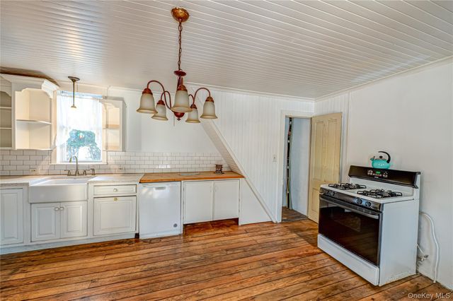 179 G Springville Road, Hampton Bays, NY 11946