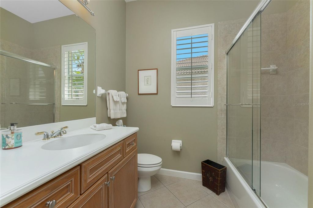 Image 34 of property listing at 138 MONTELLUNA DRIVE, North Venice, FL 34275
