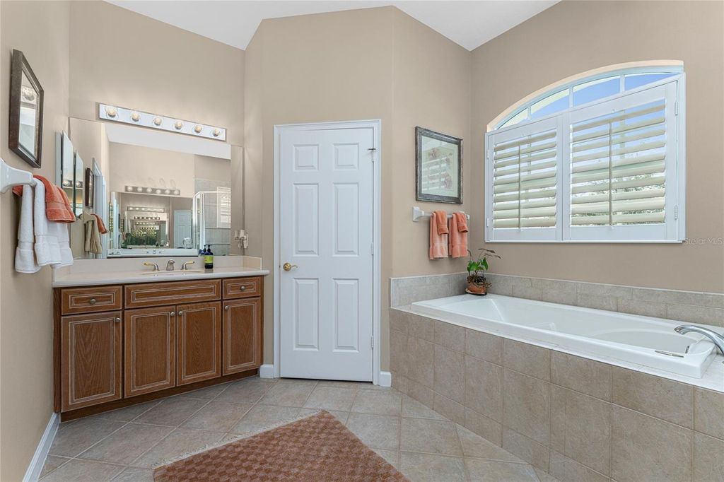 Image 40 of property listing at 138 MONTELLUNA DRIVE, North Venice, FL 34275