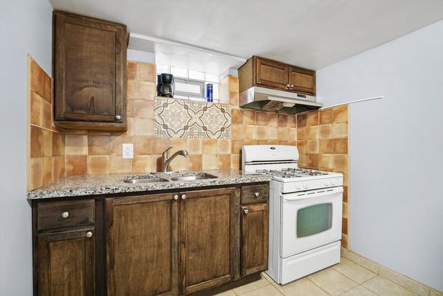 7820 S Sawyer Avenue G, Chicago, IL 60652