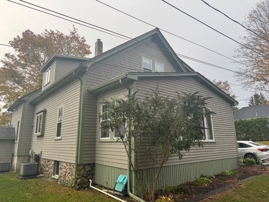 16 Blain St, Acushnet, MA 02743