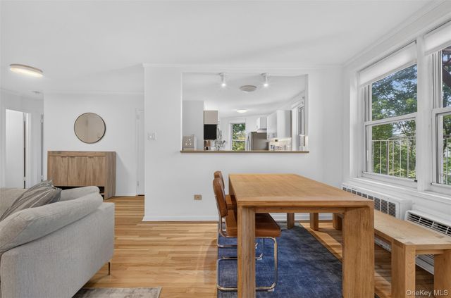 241-20 Northern Blvd 3P, Little Neck, NY 11362