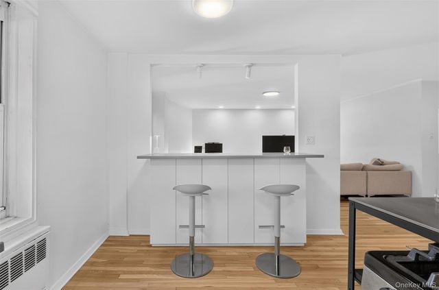 241-20 Northern Blvd 3P, Little Neck, NY 11362