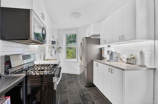241-20 Northern Blvd 3P, Little Neck, NY 11362