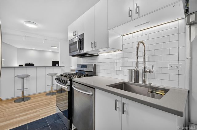 241-20 Northern Blvd 3P, Little Neck, NY 11362