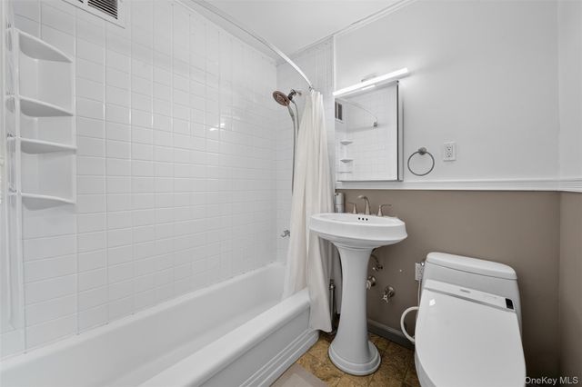 241-20 Northern Blvd 3P, Little Neck, NY 11362