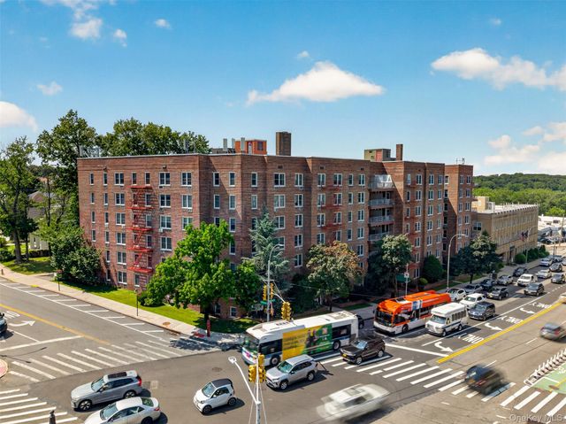 241-20 Northern Blvd 3P, Little Neck, NY 11362