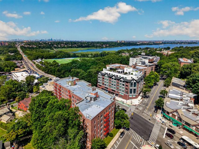 241-20 Northern Blvd 3P, Little Neck, NY 11362
