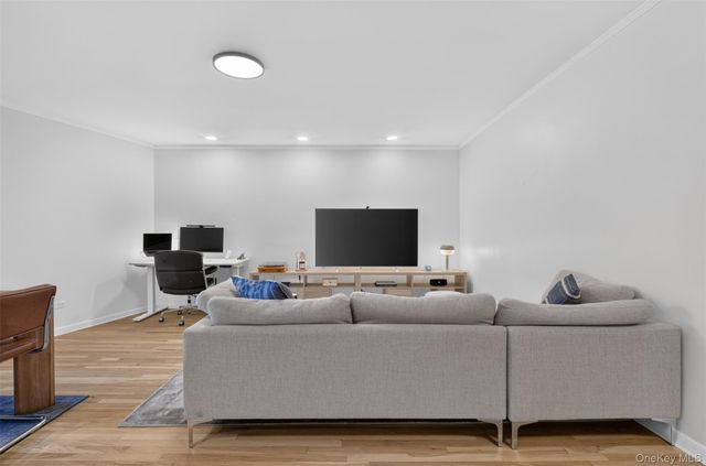 241-20 Northern Blvd 3P, Little Neck, NY 11362