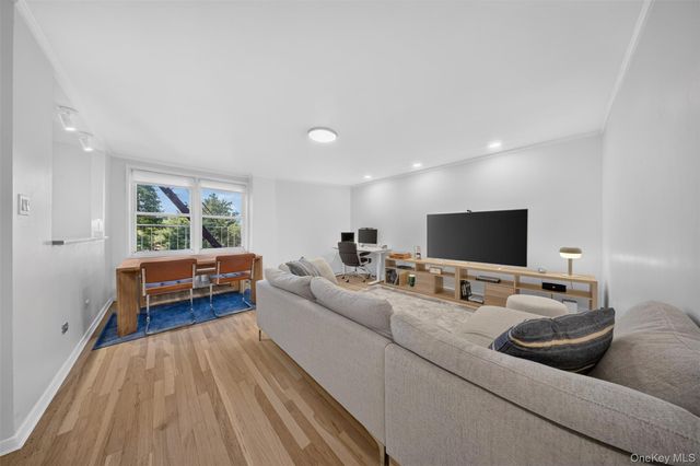 241-20 Northern Blvd 3P, Little Neck, NY 11362