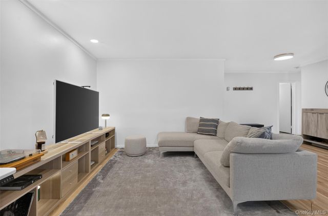 241-20 Northern Blvd 3P, Little Neck, NY 11362