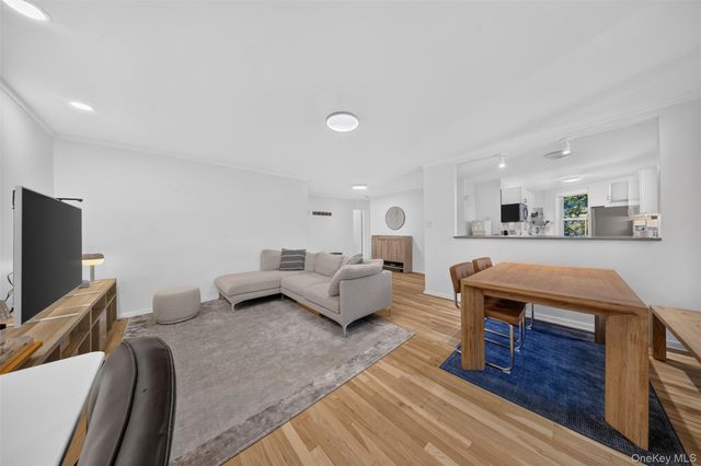 241-20 Northern Blvd 3P, Little Neck, NY 11362