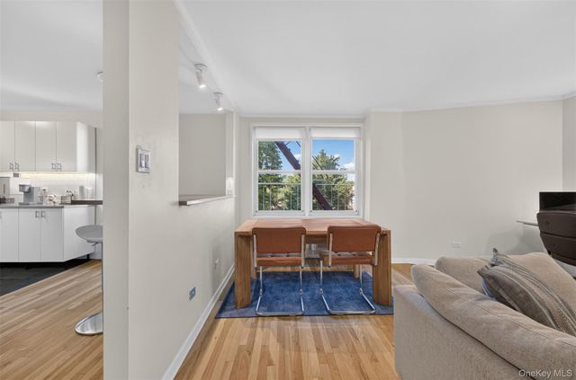 241-20 Northern Blvd 3P, Little Neck, NY 11362