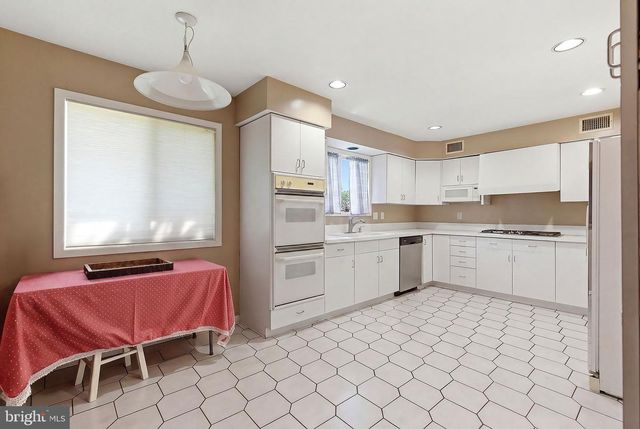 801 HUGHES DR, Hamilton, NJ 08690