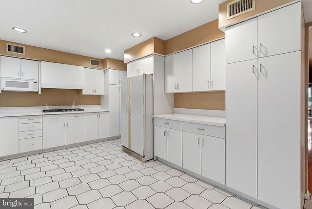801 HUGHES DR, Hamilton, NJ 08690