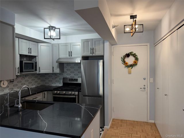 4-74 48th Avenue 17F, Long Island City, NY 11109