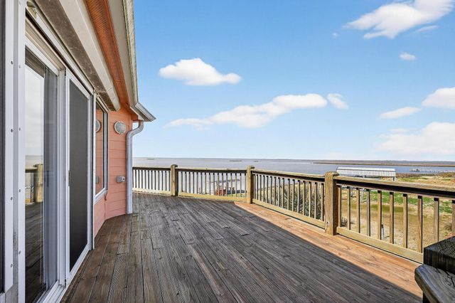 1124 Faggards Road, Gilchrist, TX 77617