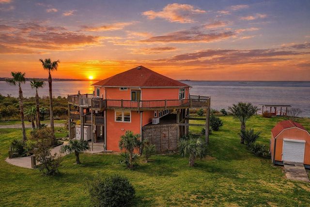 1124 Faggards Road, Gilchrist, TX 77617