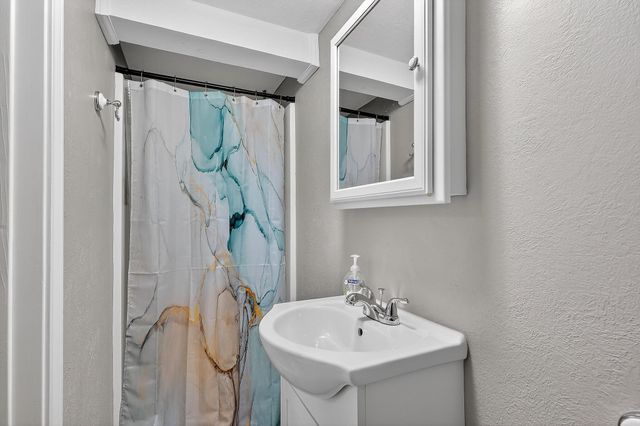 1124 Faggards Road, Gilchrist, TX 77617