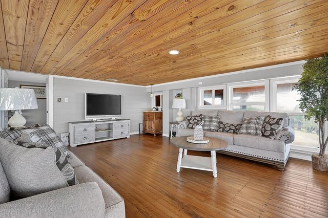 1124 Faggards Road, Gilchrist, TX 77617