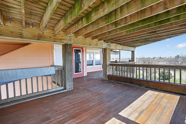 1124 Faggards Road, Gilchrist, TX 77617