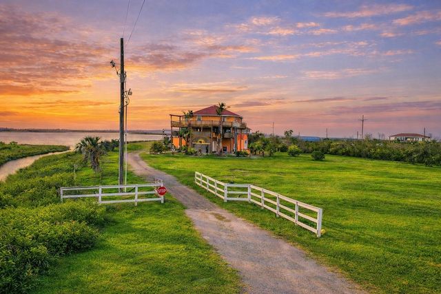 1124 Faggards Road, Gilchrist, TX 77617