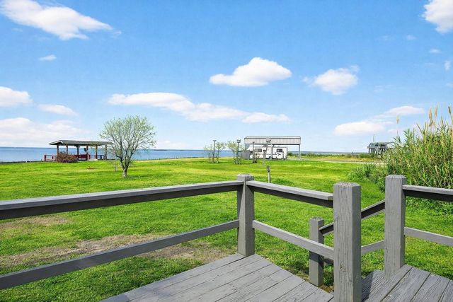 1124 Faggards Road, Gilchrist, TX 77617